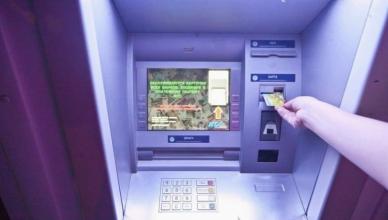 Escrocii au retras bani de pe card prin servicii bancare mobile, cum să-i returneze?